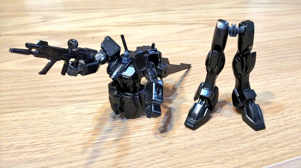 黒鉄一色塗りを実施。
今まではアクリジョン原液のベタ塗りしてたのだけど。
希釈の仕方を教えていただいたので…
アクリジョン原液とアクリジョンエアブラシ用の薄め液を8:2で混ぜて塗ってみることにした。
伸びが良く、厚塗りしなくても綺麗にムラなく塗れる(*^▽^*)
このキットを通してたくさんのことを学べた!!
綺麗に仕上げるには基礎って大事ね!!