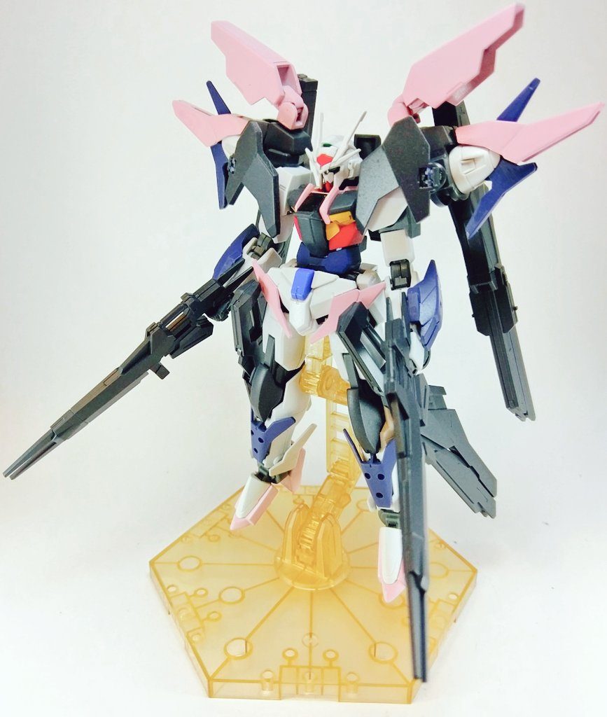 ダブルオーサクラの通常形態です。この形態は桜でいうところの「二分咲き」にあたり、ここから発展していきます。二分咲きって単語が使いたいだけです!
肩にアーマーを追加し、足首をリボーンズガンダムのものに変更、ロングライフルを左右対称に合計2つ、バスターソードを両サイドの腰に装備してます。ビームライフルも2つ持たせてます。
サクラという割にピンク色成分が少ないのはこの形態が「二分咲き」でもあるように装備を増やすごとにだんだんと全体を桜色に染め上げるからです。