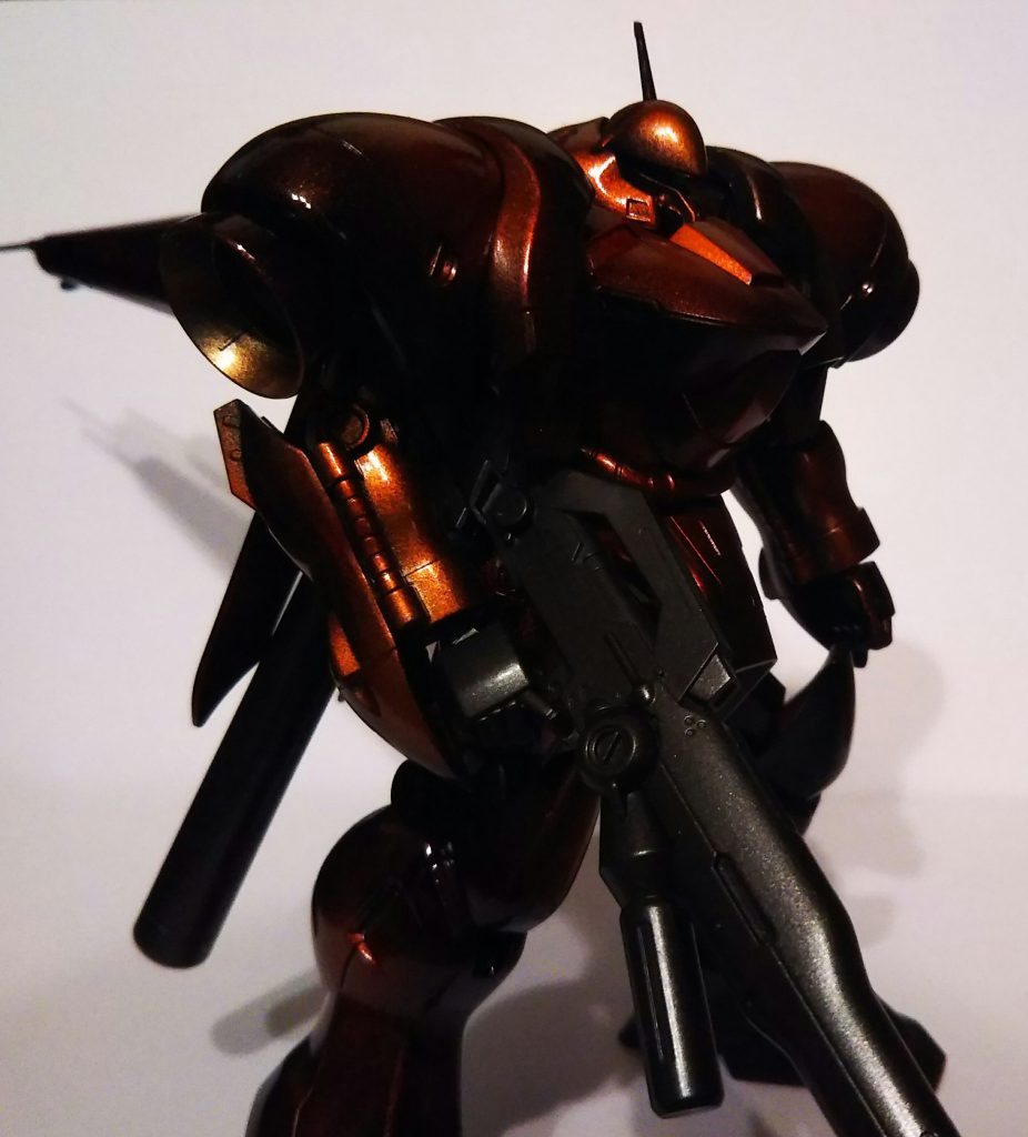 見る角度や光の当たり具合で色合いが変わるのは不思議ですね…