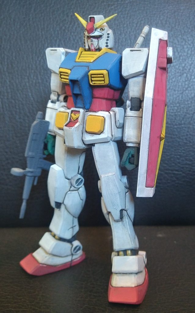 塗装はアクリジョン、筆塗り。ベースホワイト（BW）、ベースレッド、BW+ブルー。BWの上にBW+イエロー+赤少量で塗装。0.05のペンで墨入れ。