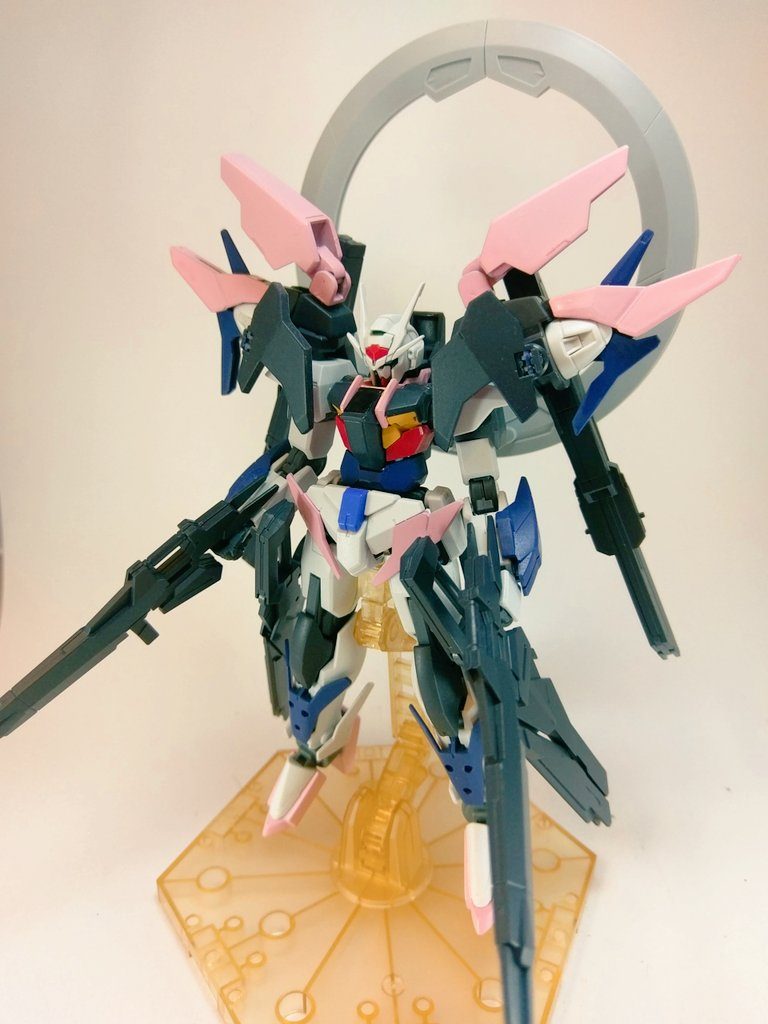 この形態は「ダブルオーサクラ・イルミネイト」になります。通称「夜桜モード」です。夜桜を英語で言うと
「cherry blossom illuminated」(照らされた桜)になるのでイルミネイトです。
単にダブルオーサクラにスターゲイザーの輪っかを追加しただけですが、夜桜をイメージしています。スターゲイザーで「月」、足首や肩から「桜」、本体から「夜」をイメージしていただければ嬉しいです。このために本体に黒を用いました。