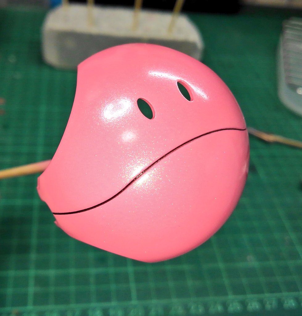 パールを乗せ、スミ入れ。