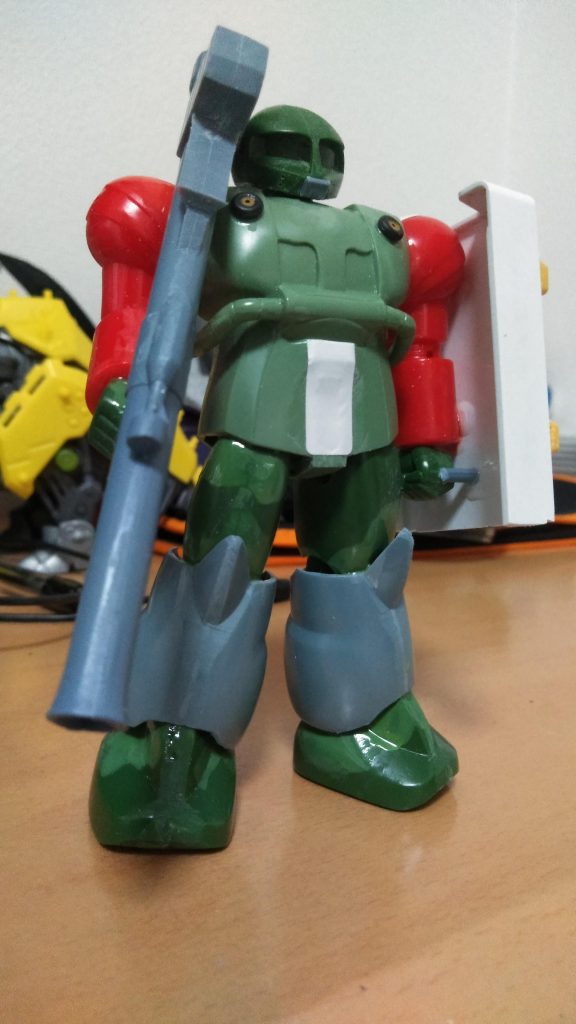 組み合わせですが。
頭・手首・太もも・足首=旧ザク
胴体=ザク
腕=ガンキャノン
スネ=ズゴック
バズーカ=武器セットのハイパーバズーカを上下逆に。