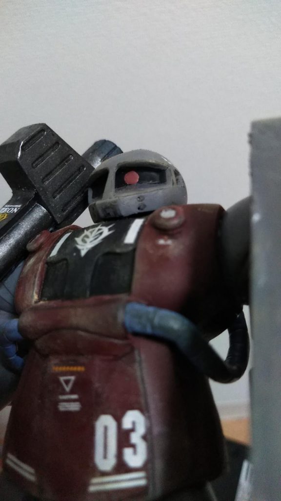 暗くて見えにくいですがモノアイも塗装で表現してます〜