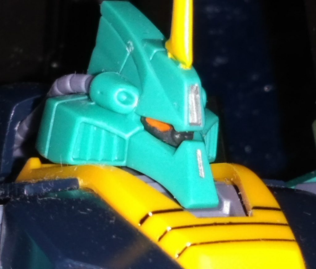 左右対称を意識してモノアイではありません。
フルバースト後はバーニアもパージしてビームナギナタのみで脱出！
アムロなら出来ます（きっと）