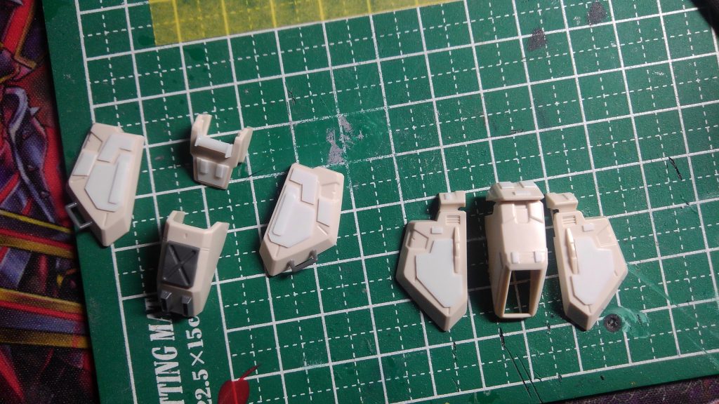 こんな感じでプラ板を切って貼っての作業がメインでした、あとはMSGとかの小さなパーツを貼ってます。