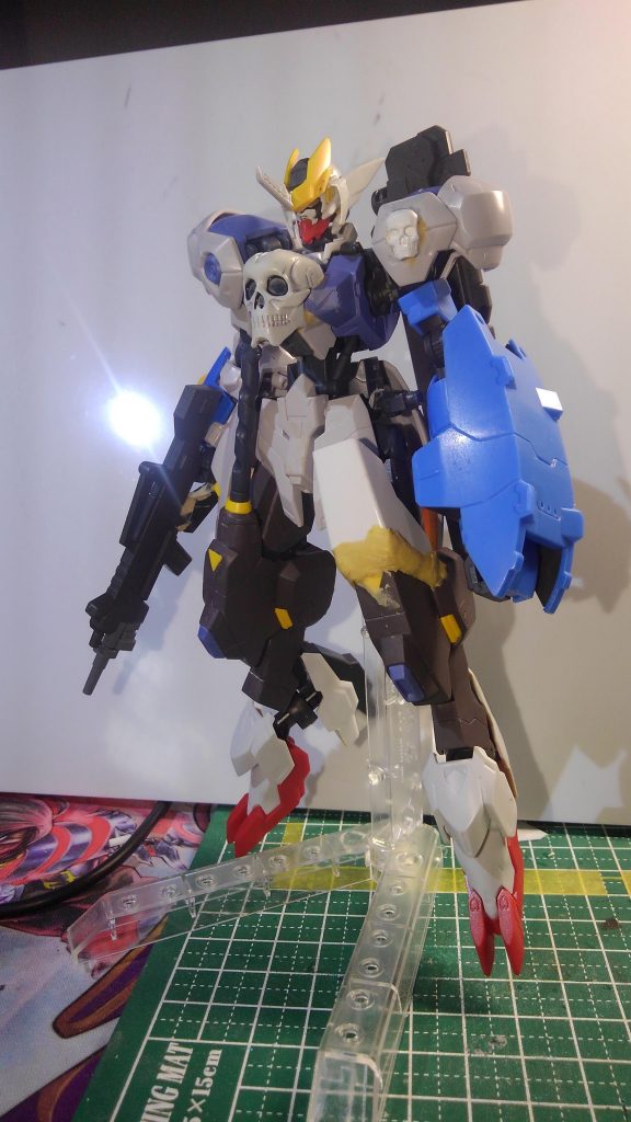 左膝にシャイニングの肩パーツと内側にガトリングをつけてほぼ完成。