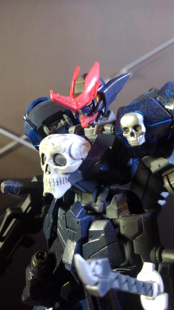 なんといっても、頭と胸部！！
頭はレクスをベースにMG神龍のパーツとビルダーズパーツで、見た目が結構変わってます。
胸部はクロボン魔王のモノを流用してつけてますが、これが思ったよりしっくり来てしまいましたw
名前の由来はドクロ→海賊で、パッと浮かんだドレイクにしました。