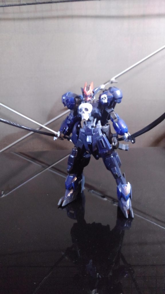 刀を2本装備しており、右手には籠手(Gガンダムのモノ)もあります。
接近戦に強い機体をイメージ。