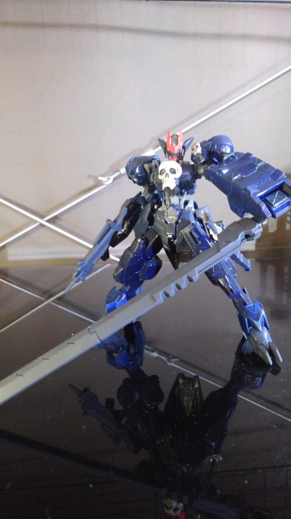 アスタロトの大剣を装備。
同じくアスタロトの大籠手？を装備しているので、コチラの大きな手で使います。