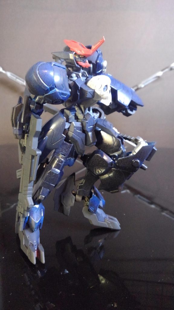 全体的にヴィダールがベースなので、右膝にはドリルがありますが、左膝にはガトリングをドリルの代わりに装備しています。
正面からは外装に隠れて見えない(予定)です、つばぜり合いなど相手と接近戦で膠着した時にコックピット周辺をコレで攻撃します。