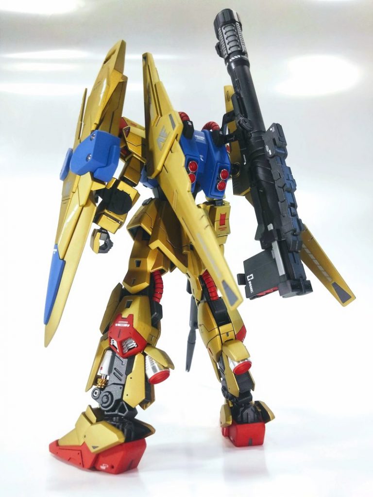 見どころはこだわった脚部です。ふくらはぎスラスターの大型化、およびバーニアを追加しました。
また、百式の特徴であるシリンダーは一度切り離し、メタルパーツなどを組み合わせ再び接着してあります。