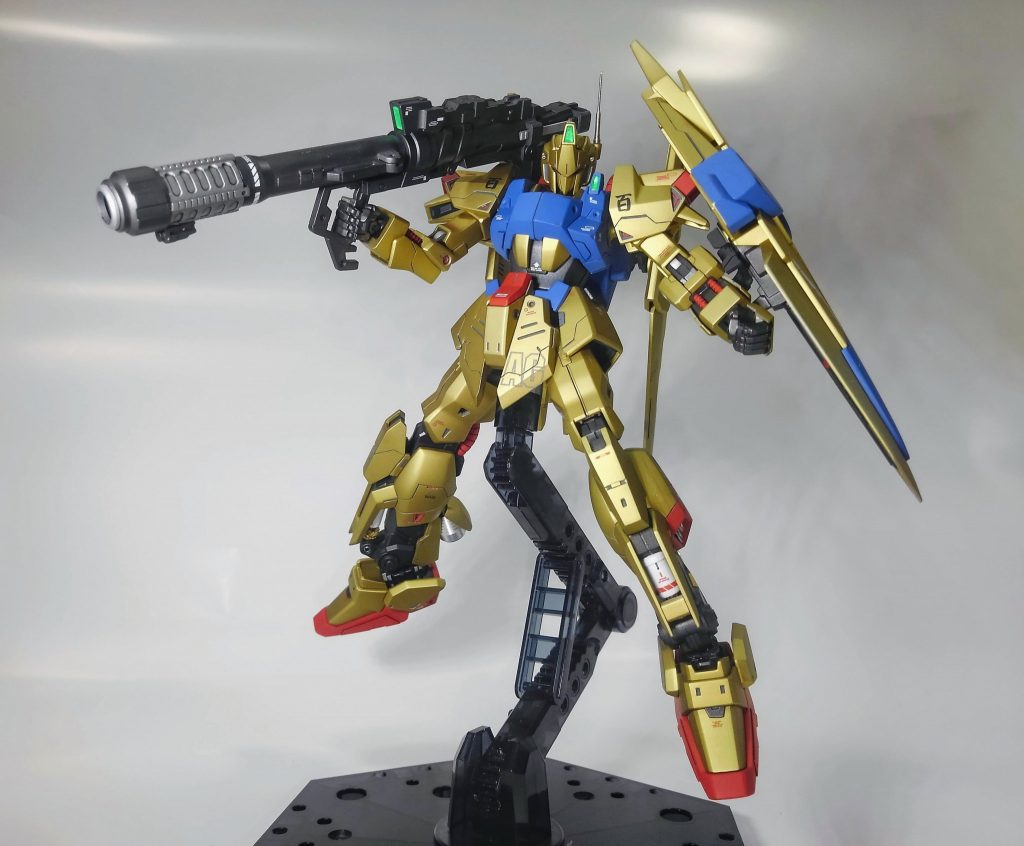 武器はビームマグナム、ユニコーン用のバズーカを装備させました。この二つは大変好みの武器で、クリアパーツを仕込んだ以外はほぼ色を変えただけですが、かっこよくなったと思います。
シールドはナラティブC装備のシールドを転用したものになります。少しだけ飛び出した部分を切って短くしてあります。また、ネオジムを椀部に仕込んで磁石固定にしてあります。