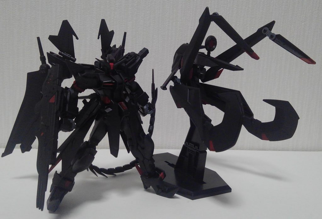 ノーネイムライフルは変形し自立起動します、ノワールストライカーを左右展開できます。