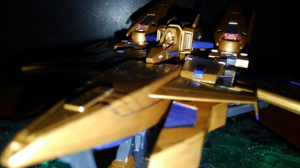 「またしてもあの狂犬めが・・・面白い!」
コックピットをくりぬいて某英雄王様を乗せております(笑)