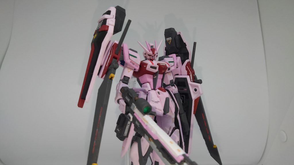 ストライクルージュワルキューレHi
シールドブースター装備した機体。シールド内にガイアガンダムのビーム突撃砲、ウイングバインダー、グリフォン2ビームブレイド、スラスターを内蔵した複合兵装。運用データにはザクファントムの物が使われている。