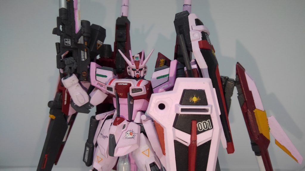 赤鳶ストライクルージュワルキューレHi
赤鳶ストライカー、ジャスティスのファトゥム00のデータを元に新たに作成されたストライカーで、ベースとなったジャスティスのファトゥムより大型化されているが航行距離が強化されている。エール装備、I.W,S.P装備より機動力、稼働時間、航行距離が強化されている。装備はスーパーフォルティスビーム砲×2、GAU5フォルクリス機関砲×4