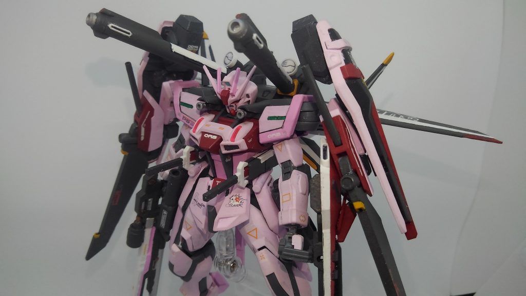 ストライクルージュワルキューレI.W.S.P.Hi
I.W.S.Pとシールドブースターを装備した状態。エールストライカーに比べて機動力は落ちているが、総合火力は上がっている。シールドガトリングのビームブーメランは干渉避けるために撤廃されガトリングの排熱機構に換装されている。