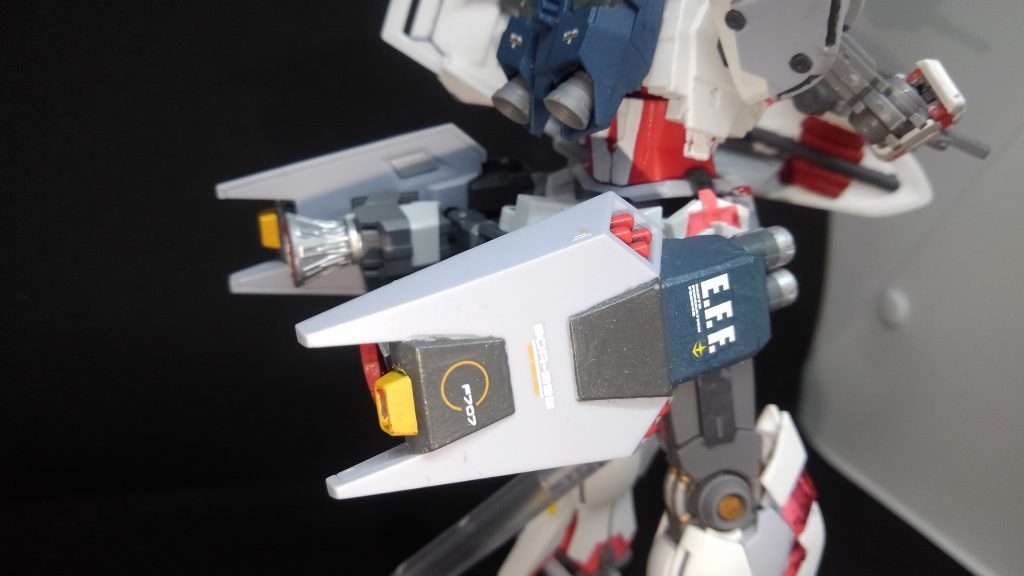 シールドブースターユニット
シールド内にミサイル、2連ビームキャノン(左側は90ミリ2連ガトリング)を内蔵している