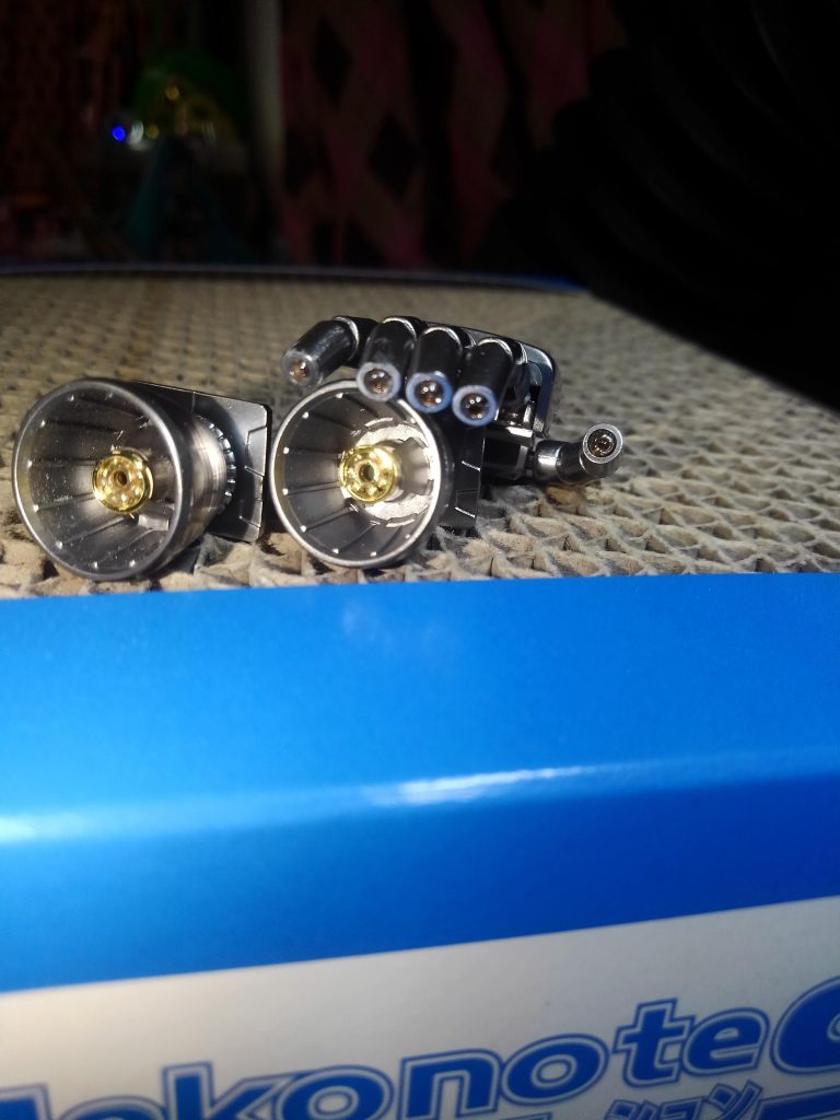 制作工程を少し
バーニア内部、指砲先端に百均メタルビーズ