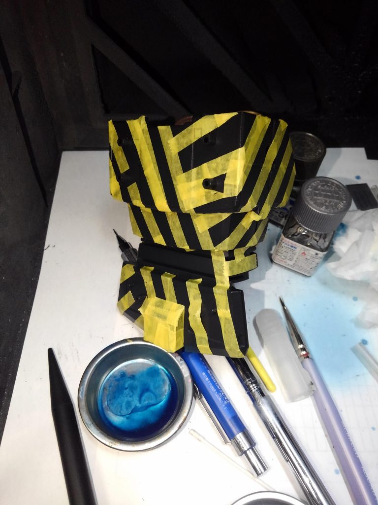 ダズル迷彩のマスキング
テープの消費が半端ないですw
これも時間がかかるのですが……