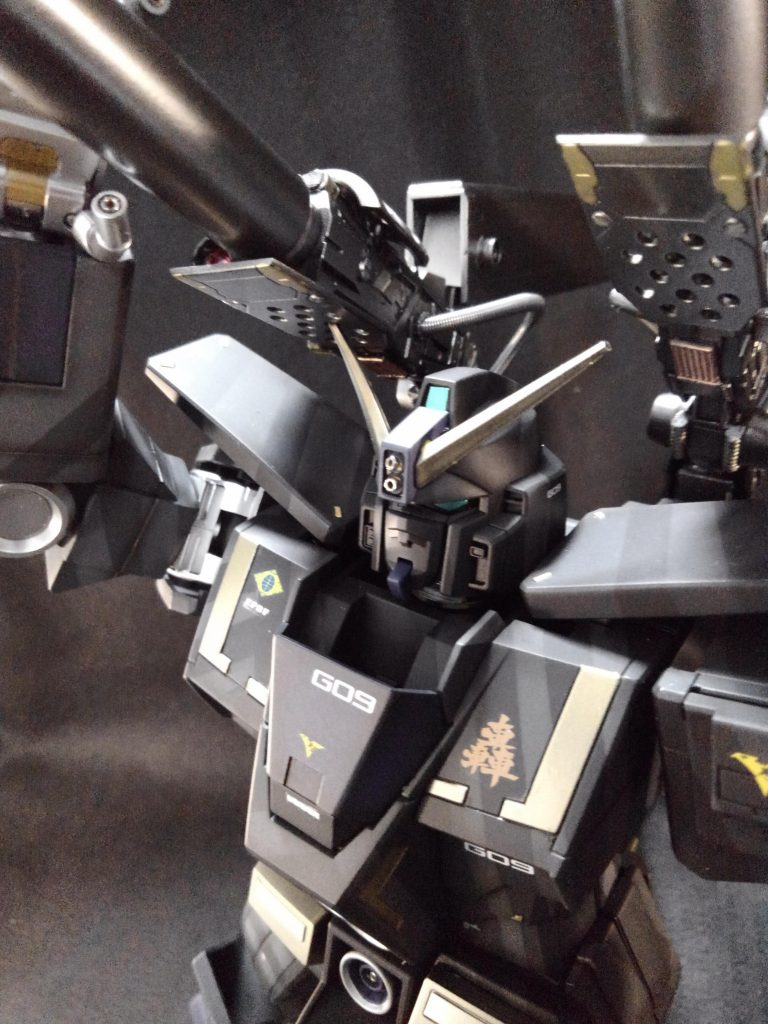 メイン、サブ両カメラはフォウのイメージでメタリックグリーンで塗装しました
漢字デカール『轟』のワンポイント、黄色ラインはスーパーゴールドです

本体はジャーマングレー、タイヤブラック、ブラックグレー、ニュートラルグレーの組み合わせで塗装

一応ティターンズブルーも使っています
本来赤の部分にクレオスのティターンズブルーを仕様