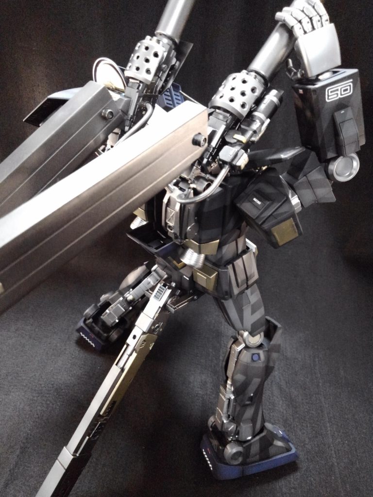 斜め後ろから
長大な砲身、長大な弾倉、長大なパイルバンカー

長い物は正義( ﾟДﾟ)ゞ(←単細胞