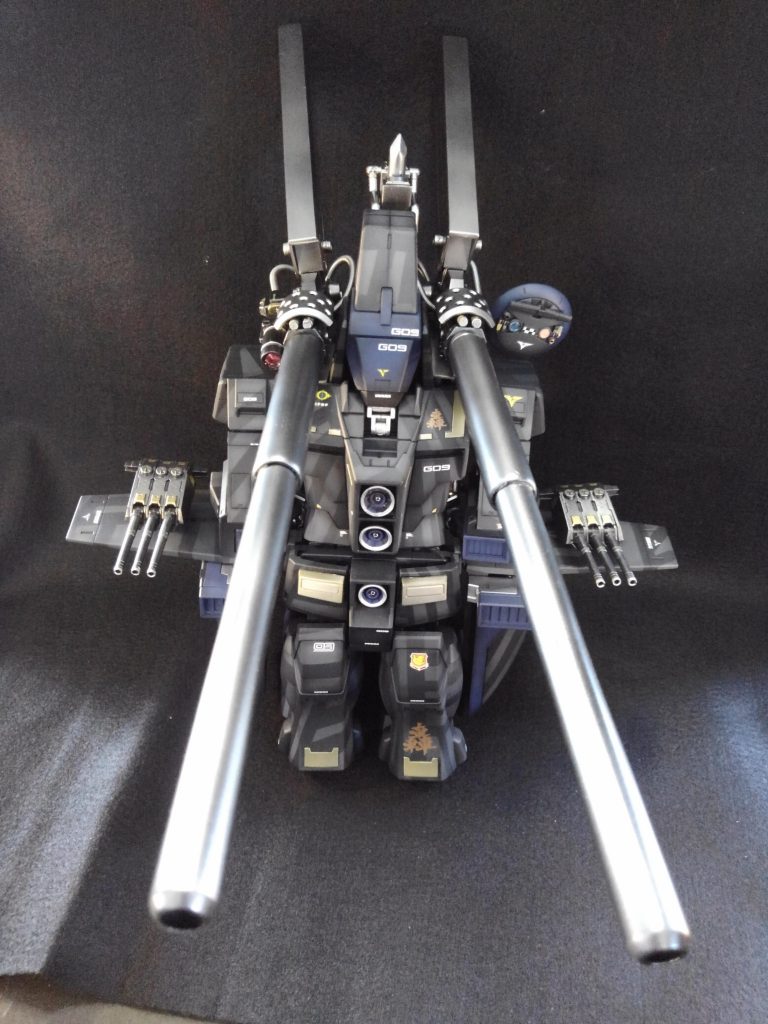 キャノン射撃体勢
曲射の出来ない漸減砲を活かすにはMF形態での高高度からの直接射撃が真価を発揮します

近寄る者には副砲とメガ粒子砲が火を放ちます
モビルフォートレス『機動要塞』の名に相応しい装備です(自画自賛)