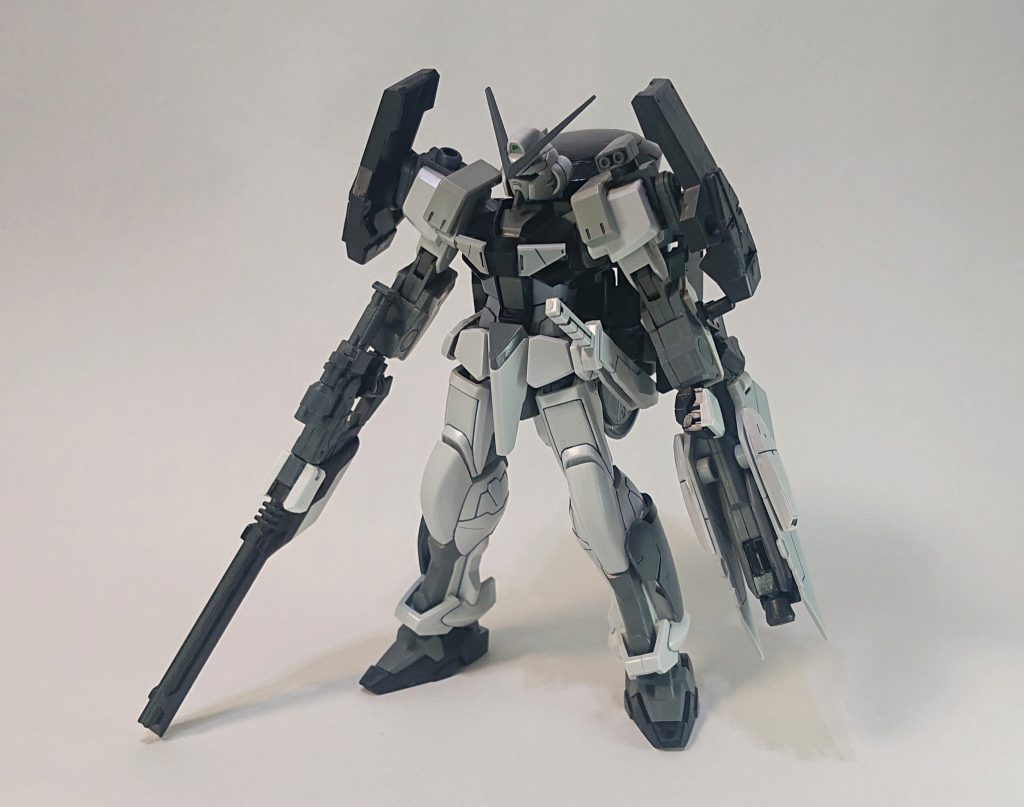 フロントショット
第一弾から索敵機という変化球ですが、ベースキットであるM1アストレイがバリバリ戦うというのもピンと来なかったのでサポート役をやらせてみようと思いました。
色も今までのアストレイではなかなか無いグレーフレームで。
いろんな電子機材を満載しているのでサバイバビリティ重視で各所に装甲を増設しました。