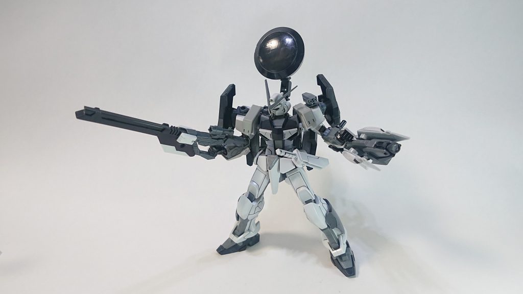 イメージソースは「フルメタル・パニック!アナザー」に登場した「ファントム・レイヴン」です。
そしてこの機体にもファントム・レイヴンを意識したギミックを詰め込みました。
MSレドームのディティールをパテで埋めシンプルなデザインに変更。
なおレドームは面を相手に向けるものではありませんが「画」的なアレです。