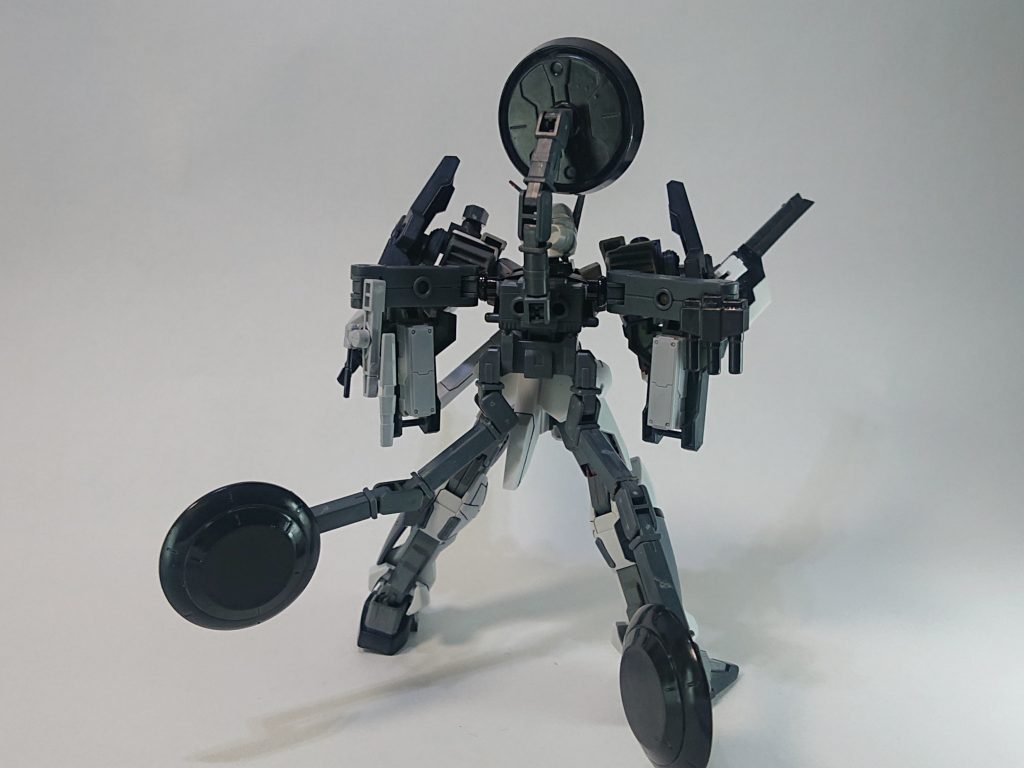 ぐいーんと折りたたまれたアームとレドームが展開。