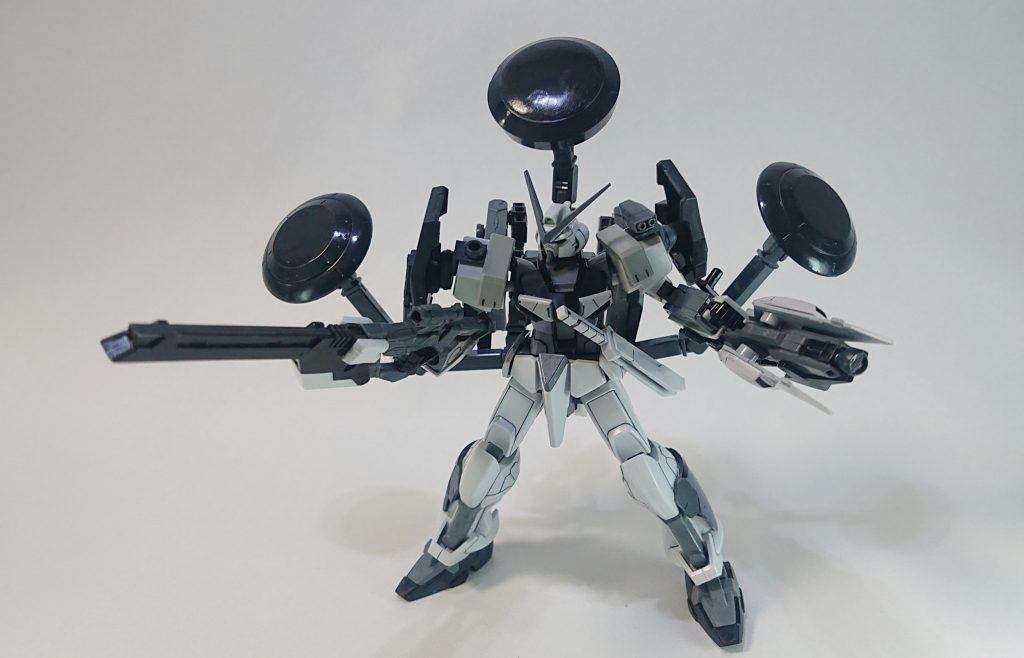 3機のレドームを展開した最大索敵モードに。
通常レーダー機材は一次元の走査を行うそうなのですが、3機を同時に処理することで三次元走査が可能である・・・みたいな。
レーダー技術に明るくないのであんまり設定はツッコまないでください。
GBN的に必殺技をもし持たせるとしたら、相手のセンサー類を一時的にマヒさせる特殊系がいいですね。