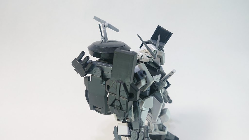 味方への通信用アンテナと、煙幕やミサイル回避用のフレアディスペンサーとしても使えるマルチチャージャーも装備しています。
とにかく直接戦闘には向いていません(笑)
自慢の索敵能力を使ったレールガンでの狙撃がメインで、あとは味方への指揮管制や電子戦での活躍です。