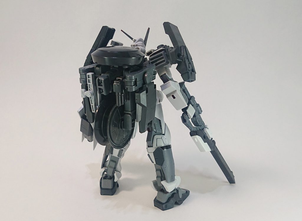 バックショット
なんかあやしいものを背負っていますがゴリゴリのギミックは後述です。
戦争映画で良く見る通信兵なイメージも感じてもらえたらうれしいです。
ご覧の通りバックパックはギミックに費やしてしまったので、メインの推進器は肩に取り付けた装甲兼ブースターになりました。