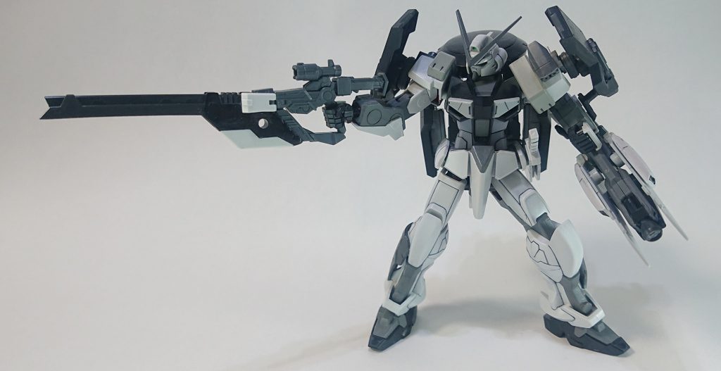 *試製71式電磁投射銃*
手持ちタイプの長射程レールガン。
機体のセンサーと連動し高い精度を誇る。
精密な電子機材を満載するため各種センサー類への影響を考慮しビーム兵器は控えられた経緯がある。
以前投稿したブルーフレームに持たせたレールガンを流用しました。