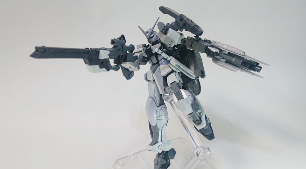 全身をランナーのままニュートラルグレーで筆塗りしました。
各部を濃い目のジャーマングレーで塗っています。