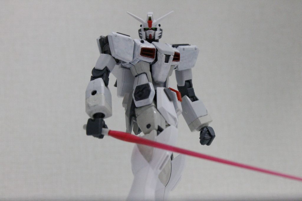 武装は頭部と胸部のバルカン砲とリアスカートに備えたビームサーベルのみです。
ここにオプション装備を追加して出撃します。