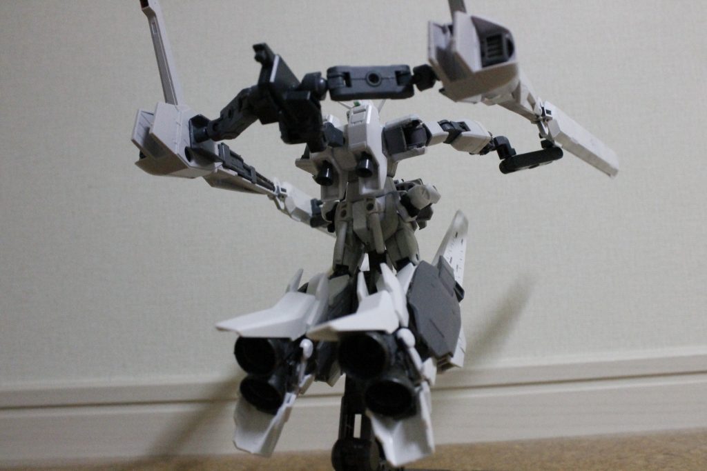 大型バーニアにより凄まじいスピードを誇りますが、本体が急造のために耐G負荷への対応が不十分なので、パイロットは重装パイロットスーツを着込む必要があります。