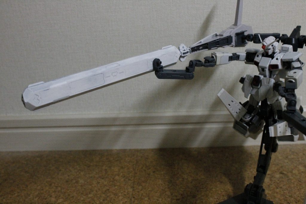 武装は両側のユニットに集中しています。