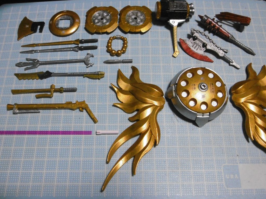 枚数制限の都合上、まだまだ使い切れていない装備も多数。
*実は此処に写っている物全てにも名前とその由来があります。*祭ウェポンは全て使用。持ち手部分は塗膜剥がれを考慮して未塗装。下記以外(天神・天晴・弥帝・分限・山吹・袖下・散花・浮世)は紹介済みなので省略。
武器名の発想元は、悪行からの連想・思いつき・記憶の片隅など様々
金銃【弁天】:ベンテン。『悪代官2』のガンマニア悪徳商人の名
→「弁天堂菊蔵」に由来
短矛【天突】:アマツキ。天井突きに由来。曲者はどちらか?
薙刀【箆棒】:ベラボウ。無駄に金をかけた事に由来。黄金の刃
大鎚【大黒】:ダイコク。打ち手の小槌の持ち主「大黒天」に由来
十手【私曲】:シキョク。不正手段による制裁に由来。利己心
苦無【返忠】:カエリチュウ。返り忠に由来。裏切り
鉤爪【首狩】:クビガリ。寝首を(爪で)掻くに由来。裏切り
戦斧【狂奔】:キョウホン。ご乱心に由来。片っ端から斬りまくる
棍棒【三途】:サンズ。賽の河原に由来。崩す鬼の棍棒イメージ
下3つが血塗れ武器。外道の極み
それ以外は基本的に「銭極の権力誇示」のための武器で、元の威力も【天神】による強化後も大した事ありません。ただし【首狩・狂奔・三途】だけは別で、財力ではなく権力(物理的な暴力)に依存。
閃極の際に猛威を振るいます