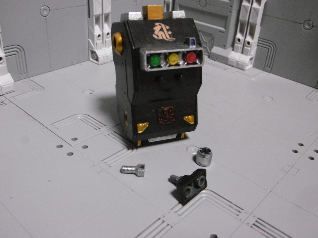 センサーと機銃を外せば二穴バックパック化。
ミサイルポッドの枠により奥までは差しきれませんが、
垂直になっていればグラつき落ちせず