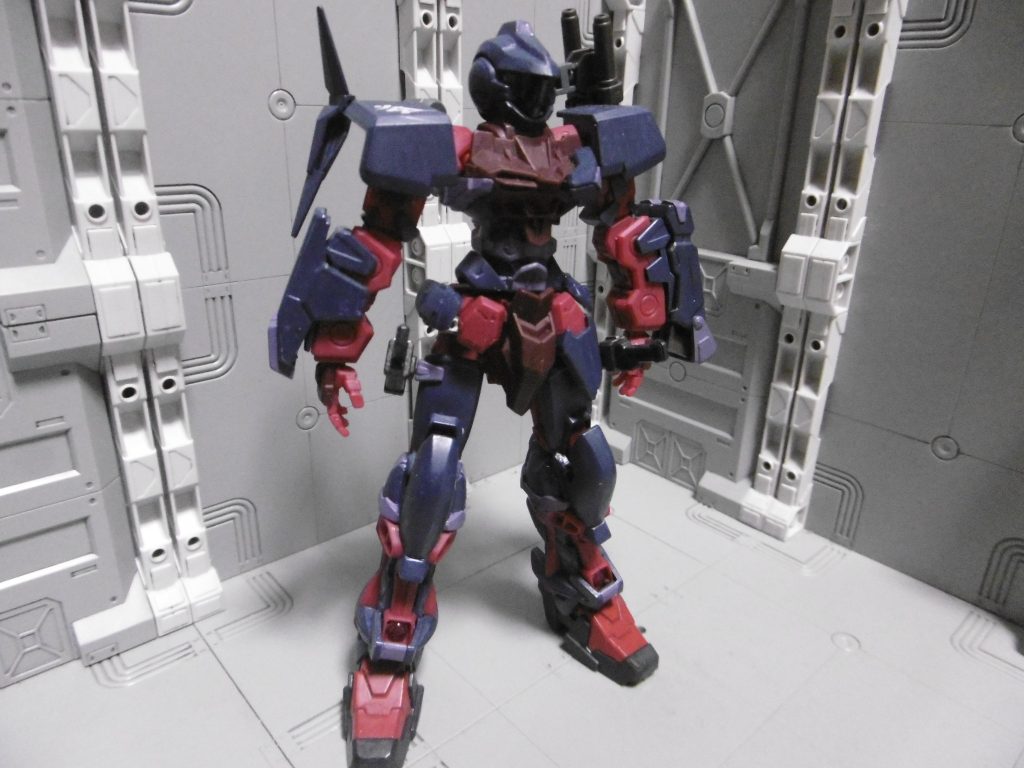 本体は前作と全く同じなので説明を省きます。
右腕の装備とバックパックが変わっただけ