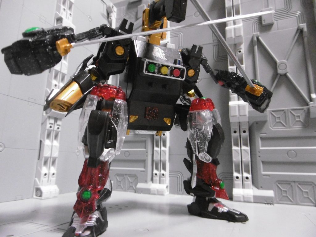 しかし閃極ではこの姿でおんぶされる事に。まるで妖怪である。
ミサイルポッド以外は普通に使えます。
もしミサイルも使えたら後頭部に零距離直撃!