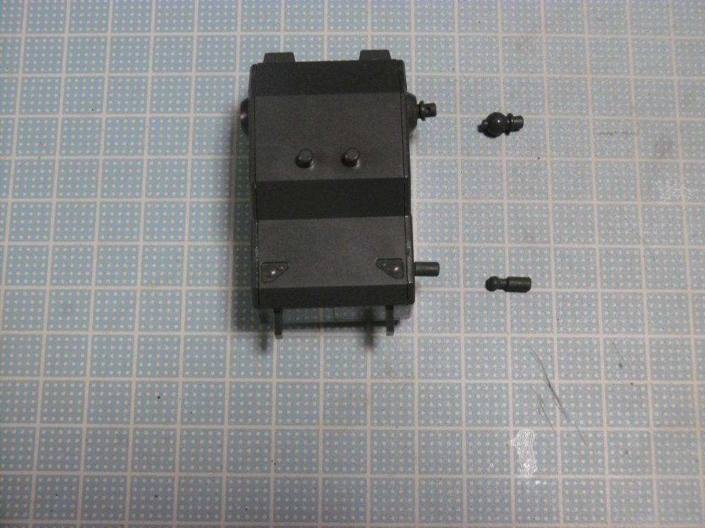 上下逆にしたミニモアザックに、ＨＧＢＣジョイントを組み込み。腕側は「ティルトローター」を、脚側は「ボールデンアームアームズ」を

ザックの受け側は通常プラ３ｍｍ穴ですが、ボールデンで一番小さい球状のを使うと綺麗に収まり、且つグリグリ動かせるようになります
ティルトロータージョイントはそのままだと腕部が緩く感じますので、球状部分に塗膜を作ると比較的安定させられます。緩くなってもまた適当な塗料で塗るだけ

上記ジョイント以外も色々試してみたものの、バランスの悪い構造ばかりで大分遠回りしました