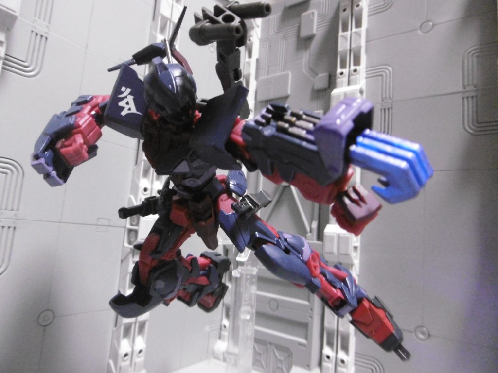 その隙を突き、足裏アーマーシュナイダーやツムハノタチで切り裂く。バックパックには煙幕とECCM強化レーダーを搭載し、近距離高速戦を仕掛けます。可動に合わせて単独で動かせるため、邪魔になりません。
ラセットリッパーの名ではニンジャなので、右肩の梵字デカールは相手に対する威圧以外の意味なし