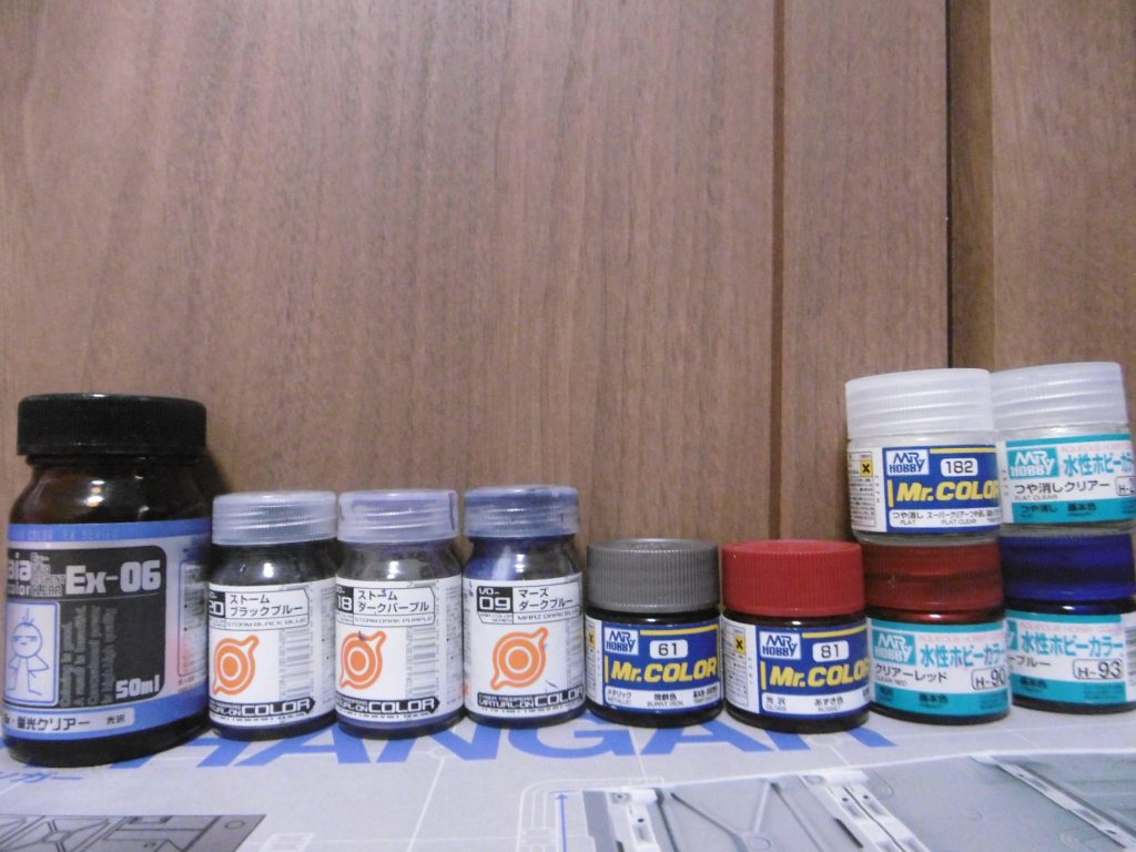 今回はアストレイフレームの小豆色を敢えて残し、いつものような配色で筆全塗装。左端はツムハノタチ発光表現に。
意識は全くしていませんでしたが、塗り終えて組み上げた結果ミラージュフレームっぽい色になりました。
ラッカー性つや消しは成型色に使っています。水性よりも強力な効果

焼鉄色は本来ウェザリングに使われる塗料と思われますが、シルバーを少し暗くしたような色は忍者化にも最適だと思います。黒は本格的表現だと逆に相応しくなく、黒鉄色も後からツヤを消し難いため、個人的にかなり重宝しています。刃も銀ではなく焼鉄色を多用しており、苦無とアーマーシュナイダーも同色で染めた上から水性つや消し

今回は忍者として構成していますが、これとは別の機体設定もあったりします。しかし写真枚数が足りないためこちらでは説明を省き、次回に。
３体連続で忍者ＭＳの投稿になり、３系統（忍者・ニンジャ・ＮＩＮＪＡ）を同時に作ったのは初めてでした。普段考えないような設定も作れて、とても楽しかったです。
どれも一般ウケはし難いと思われますし、知識も練り込みも未熟な点ありますが、少しでも楽しんでいただけたら幸いです