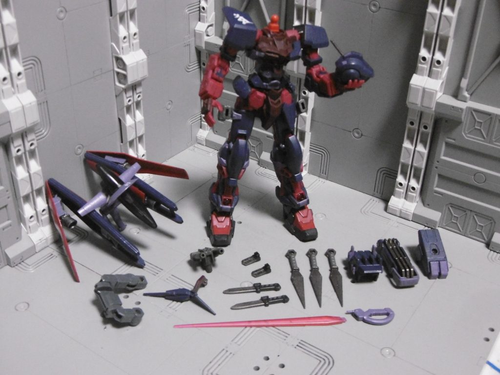 武装は各アストレイ・ＨＧＢＣ・プラアクトオプションによるものですが、基本的に攻撃用ではなく「道具」として用います。史実での表現に倣うなら、登器・開器の類。
バックパックは２種類。内１種類は本機と別の機体設定に関係しますので、今回は触れません。次回投稿枠にてご紹介します。