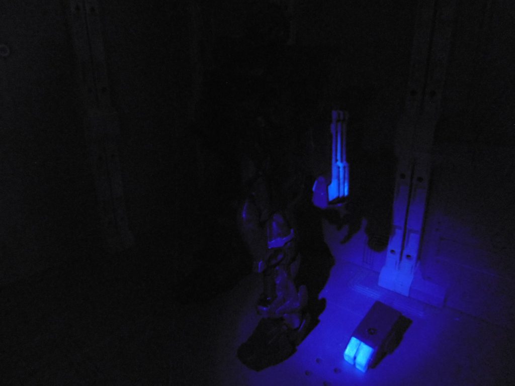 電磁ナックルにもブラックライト反応塗料を混ぜ込んだ塗装のため、ツムハノタチと同じく青白く反応します