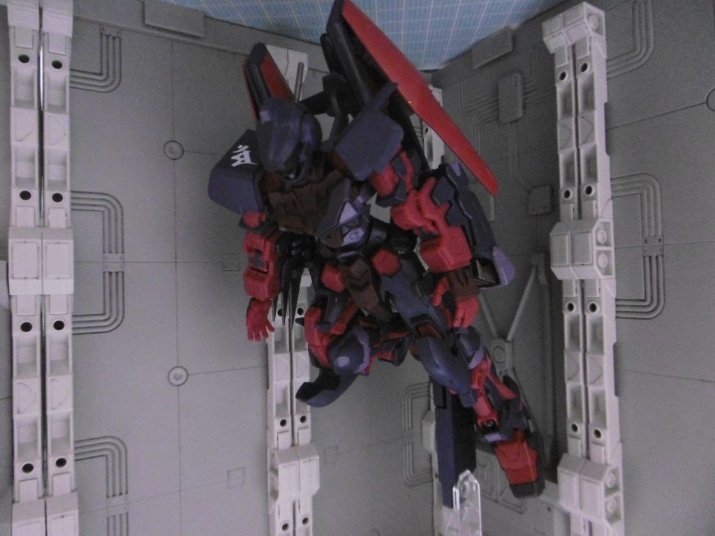 それは滞空。地上では歩兵に見つかり易いため上に逃げます。
ステルスで自機の座標を敵レーダーから消し、光学迷彩で姿も消し、停止すれば光・熱・音による探知を免れます。動くと音が発生しますので、静止状態であればまず見つかりません。
低速移動の方が忍者の隠密行動と相性良く感じます