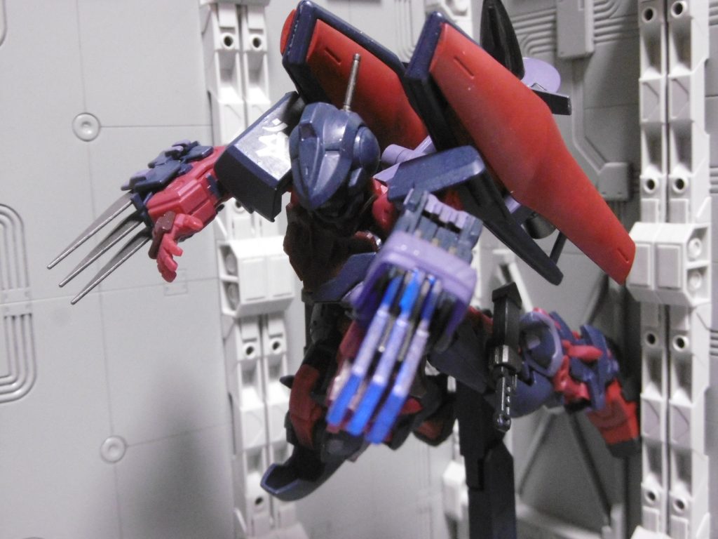 ツムハノタチにのみ、いつもの「対物理防御装甲無視」の特殊処理（ブラックライト反応塗料を混ぜ込み）。攻撃のみならず、バリア貫通による設備破壊も目的としています

苦無ｘ３とナイフ（＝アーマーシュナイダー）ｘ４は普通の実体剣で、フェイズシフト装甲には弾かれます。これらは前述の登器扱いなので、攻撃には使いません。飛行可能ではあるものの低速かつエネルギー消費が大きいので、素早く登る場合に使用。手持ちや足裏から壁に打ち付けてクライム。
苦無も同じ用途ですが、輪にワイヤーを繋いで暗器・範囲攻撃（設備破壊）・陽動と幅広く使えます。
バックパックが大きいため遮蔽物に隠れるのは無理あるも、壁登り中の光学迷彩など視覚的に隠れる要素は幾らでも存在します。任務に不要・邪魔なら外せば良い（↑の素体状態に）だけです

忍術は流動的で進化していくものであり、固定観念に縛られません